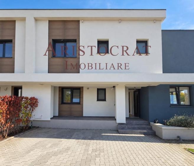 Casă cu 5 camere cu Teren 330 Mp în Corbeanca