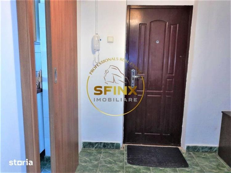 Apartament cu 3 camere semidecomandat în Tei