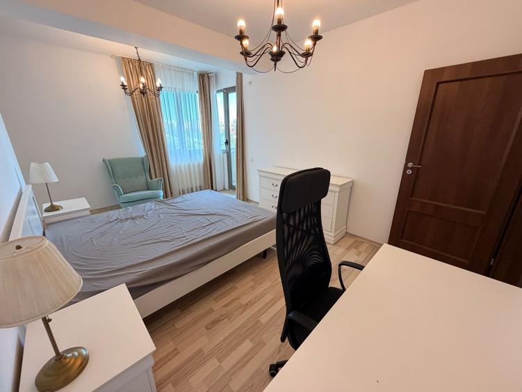 Apartament cu 3 camere semidecomandat, mobilat în Politehnica