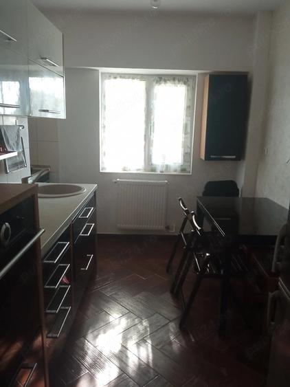 Apartament cu 3 camere semidecomandat în Faleza Nord