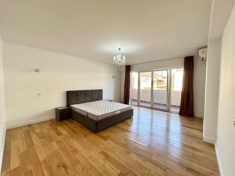 Duplex cu 8 camere cu Canalizare în Iancu Nicolae