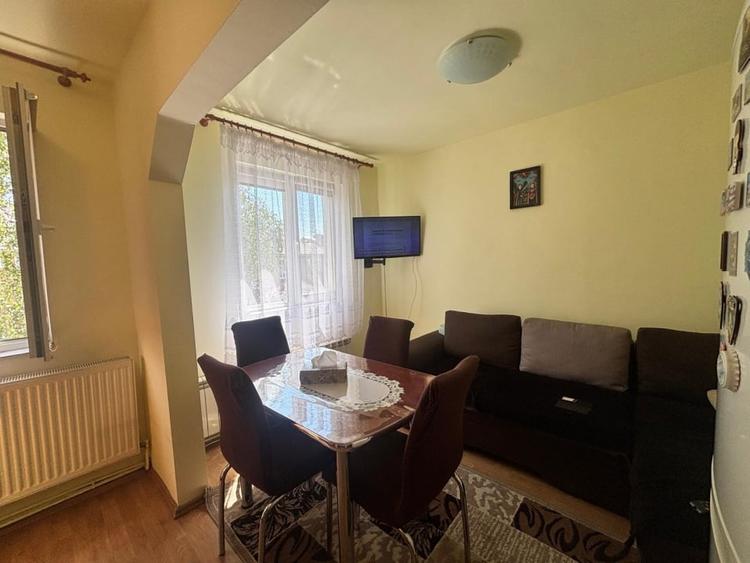Apartament cu 3 camere semidecomandat, mobilat în Calea Moldovei