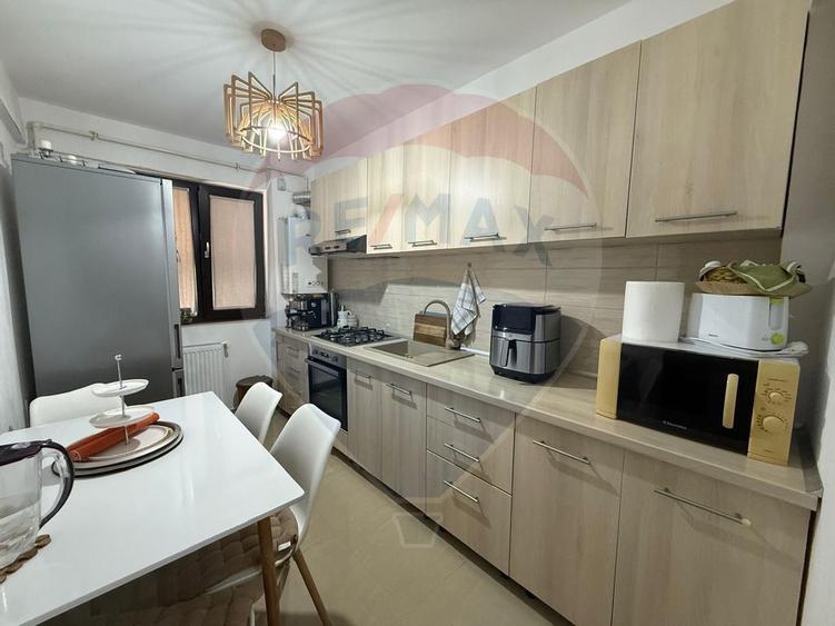 Apartament cu 3 camere semidecomandat în Pielești
