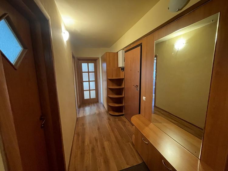 Apartament cu 4 camere decomandat, mobilat în P-ța Victoriei