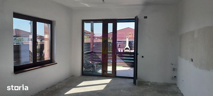 Casă cu 4 camere cu Piscina în Săbăreni