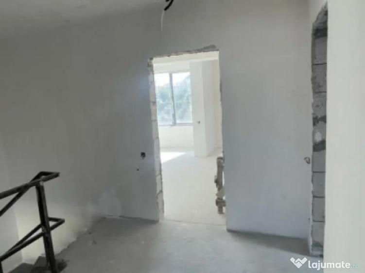 Casă cu 5 camere cu Teren 394 Mp în Agigea