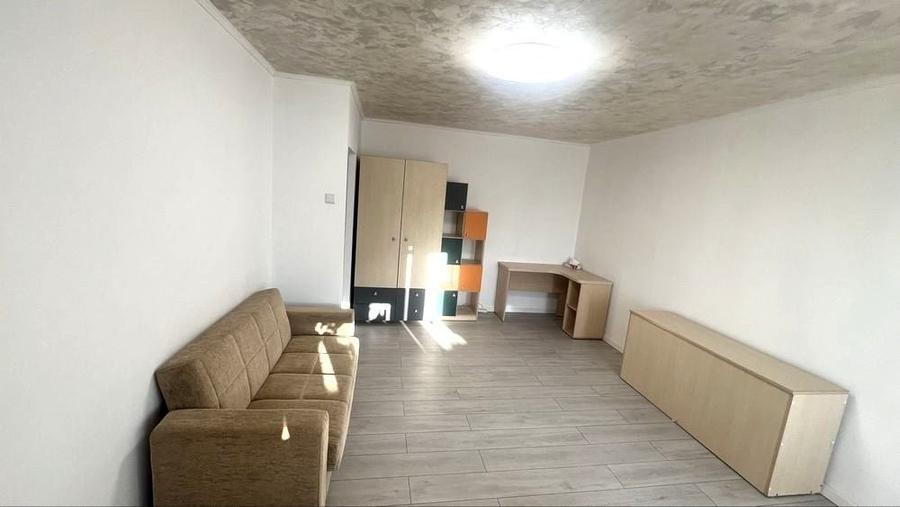 Garsonieră decomandată, mobilată în Vitan Mall