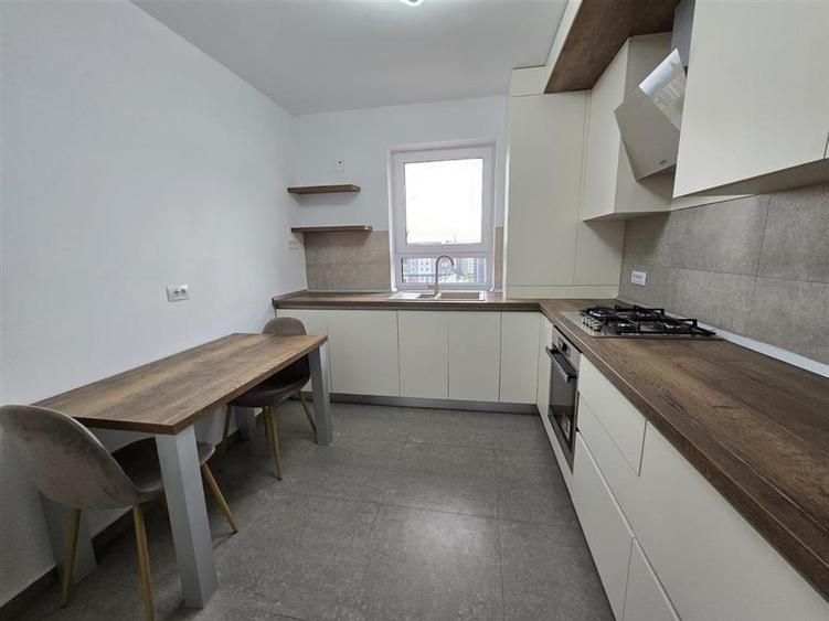 Apartament cu 3 camere decomandat, mobilat în Tractorul