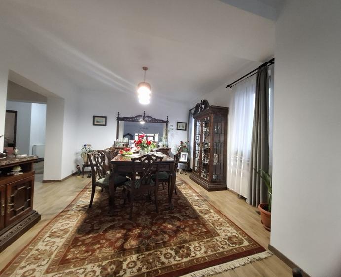 Casă individuală cu 6 camere cu Canalizare în Sânandrei