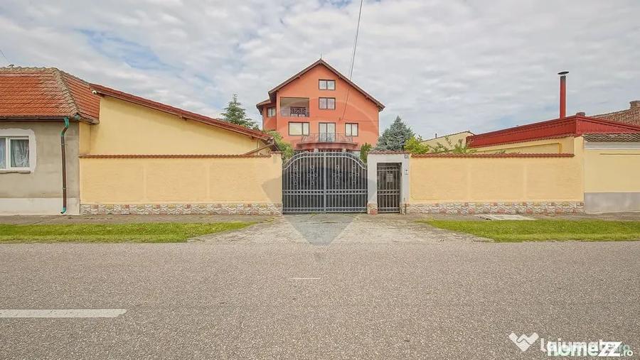 Casă cu 10 camere cu Teren 1300 Mp în Hălchiu