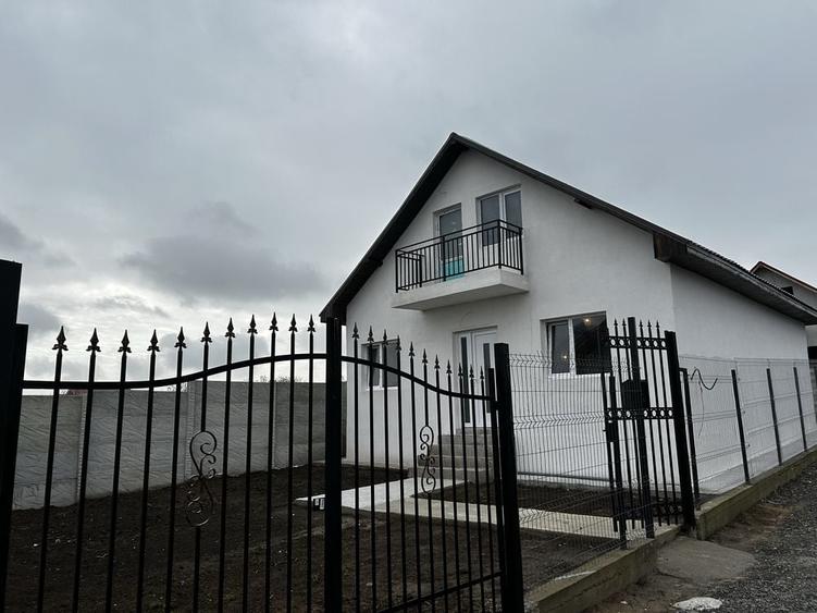 Casă cu 4 camere în Lumina