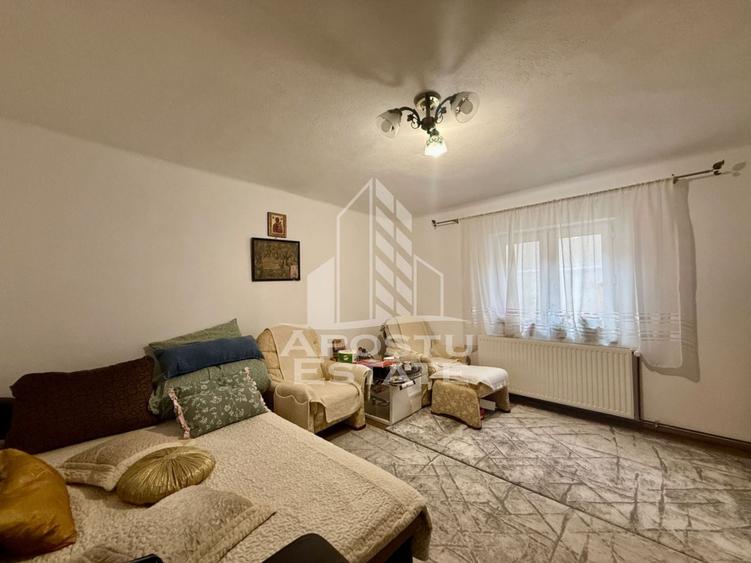 Casă individuală cu 6 camere cu Canalizare în Plopi