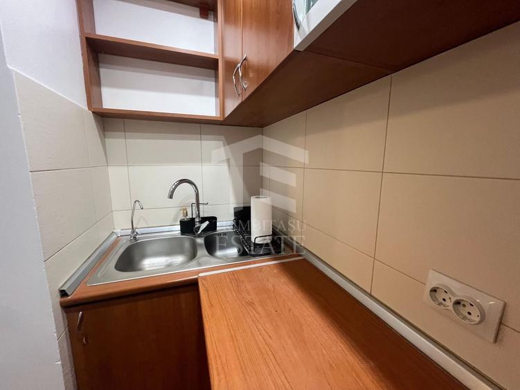 Apartament cu 3 camere semidecomandat, mobilat în Central