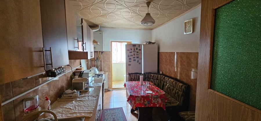 Apartament cu 3 camere decomandat, mobilat în Moinești