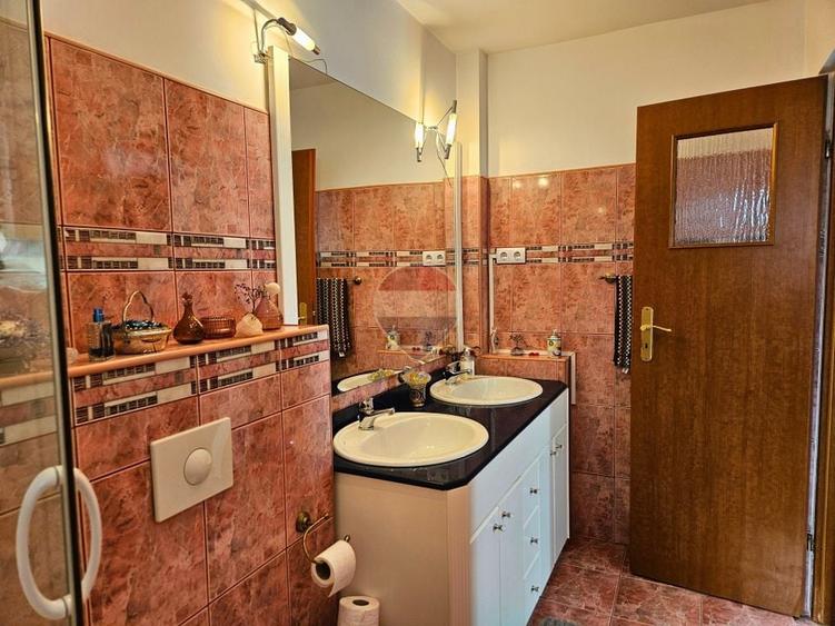 Duplex cu 7 camere cu Teren 386 Mp în Bănești