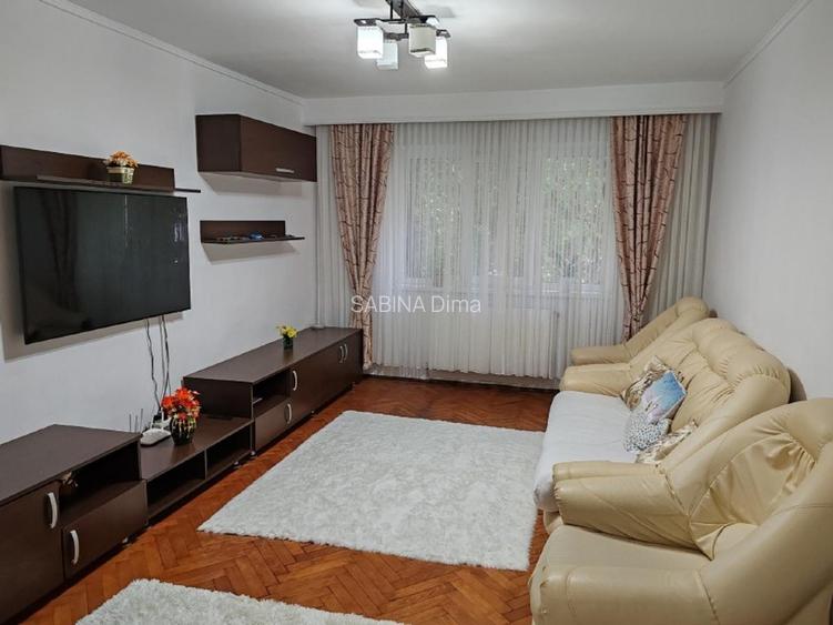 Apartament 3 camere de închiriat.