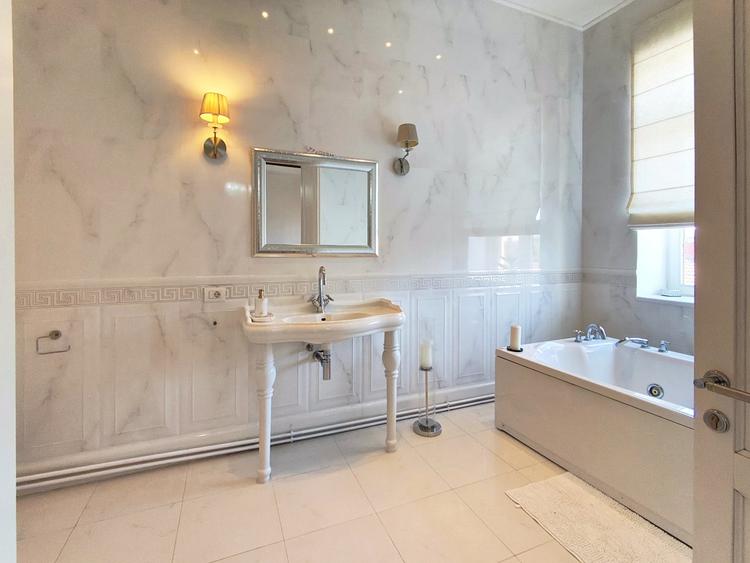 Apartament cu 3 camere decomandat, mobilat în Neptun