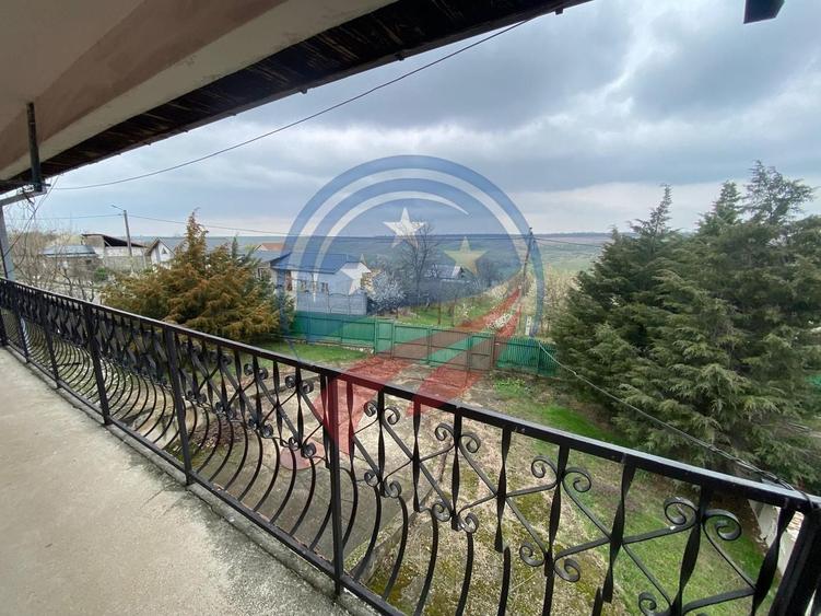 Casă individuală cu 5 camere cu Canalizare în Leamna de Jos