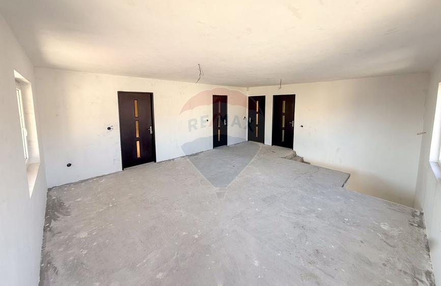Casă cu 8 camere cu Teren 440 Mp în Central
