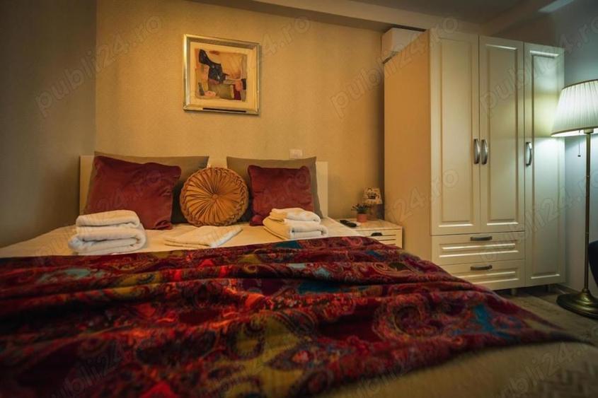 Casă cu 11 camere cu Teren 350 Mp în Central