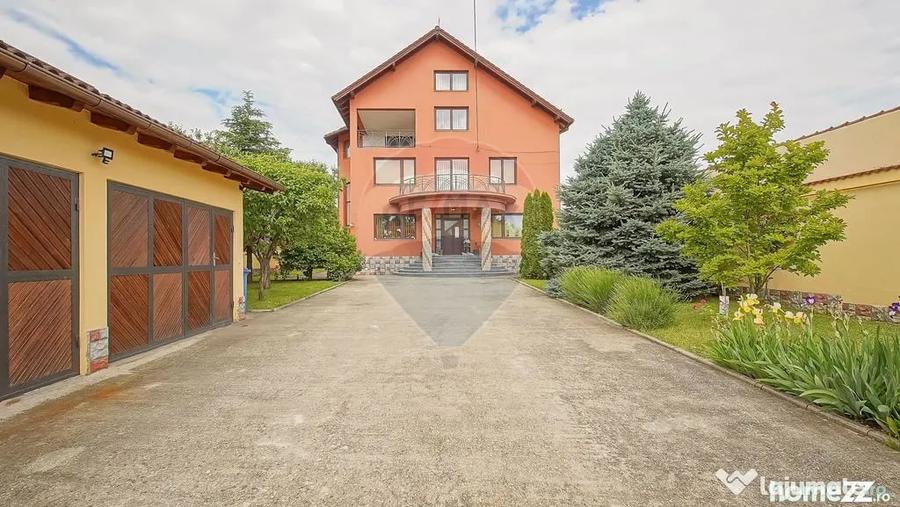 Casă cu 10 camere cu Teren 1300 Mp în Hălchiu