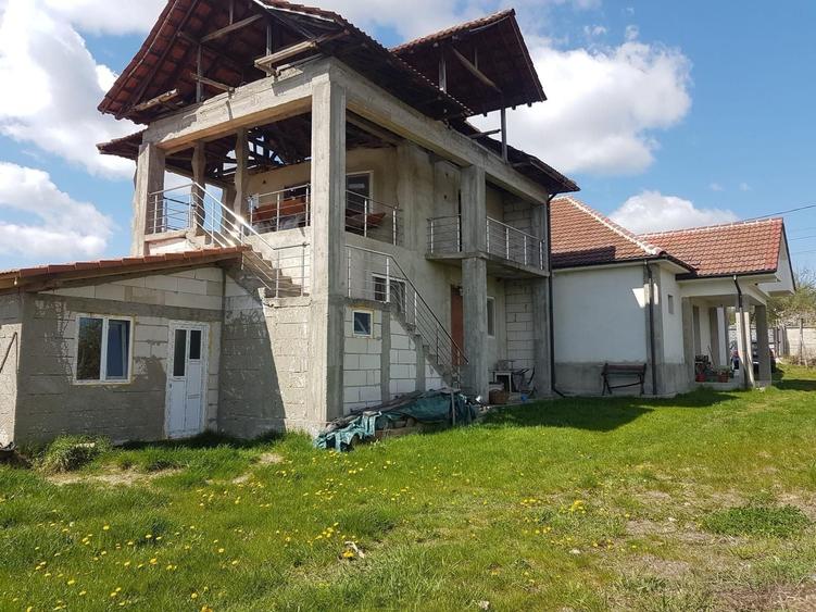 Casă cu 4 camere în Noua