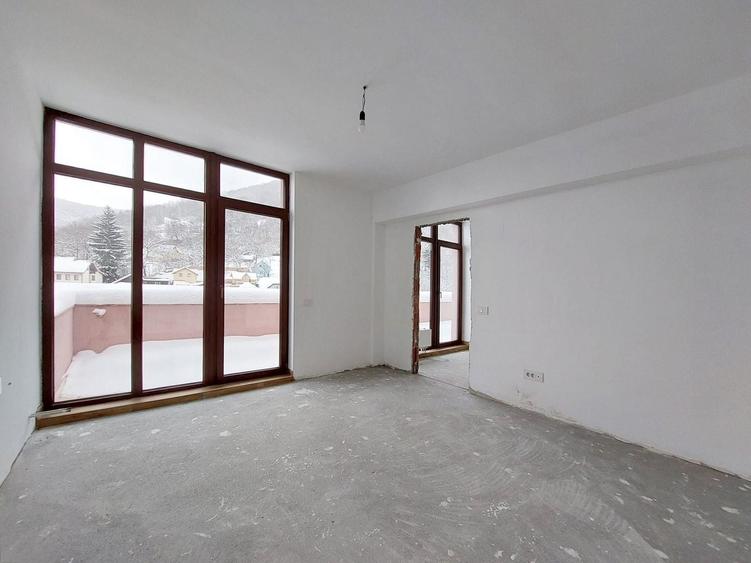 Penthouse cu 4 camere decomandat în Schei