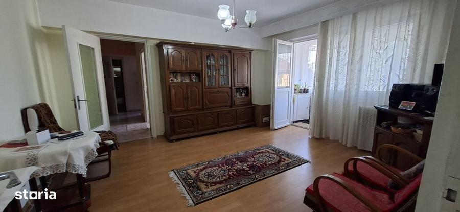 Apartament cu 3 camere semidecomandat în Mioriței