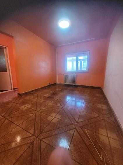 Apartament cu 3 camere semidecomandat în Inel II