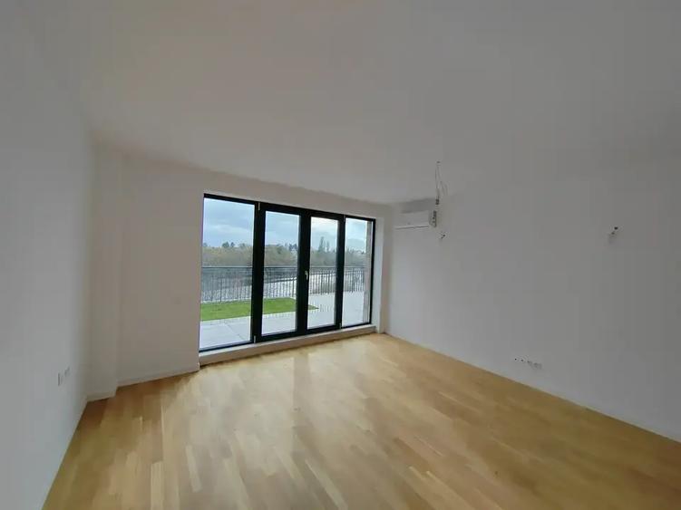 Penthouse cu 3 camere decomandat în Sisești