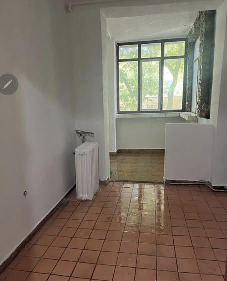 Apartament cu 3 camere semidecomandat în Independenței