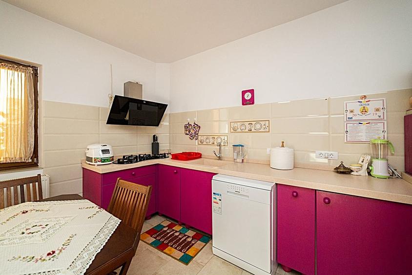 Casă cu 12 camere cu Canalizare în Central