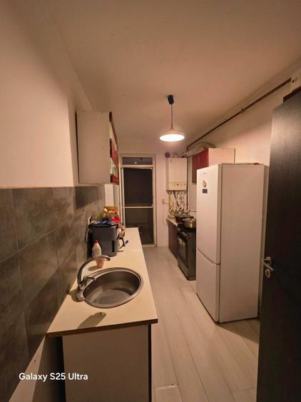 Apartament cu 3 camere decomandat în Metalurgiei