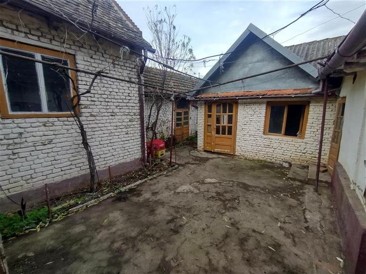 Casă individuală cu 7 camere cu Teren 540 Mp în Berliște