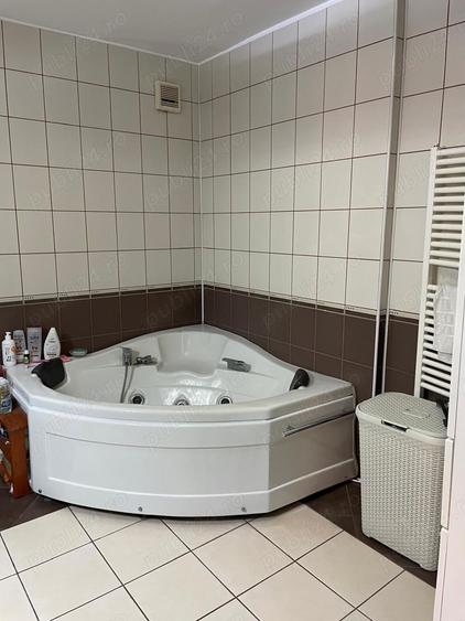 Apartament cu 5 camere decomandat în Peneș Curcanul