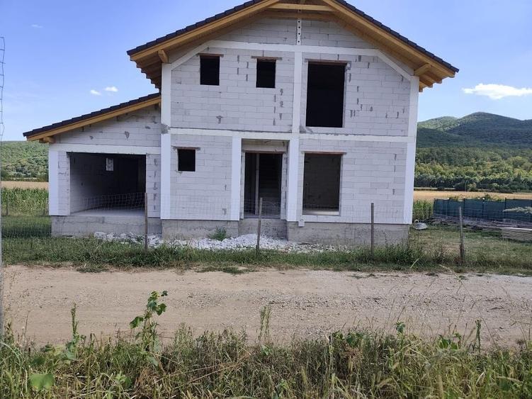 Casă cu 4 camere în Central