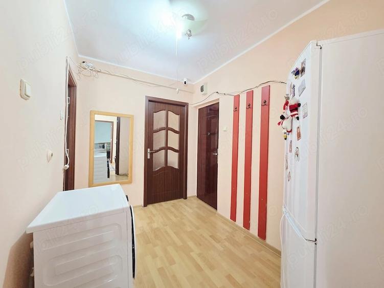 Apartament cu 3 camere semidecomandat în Micro 19