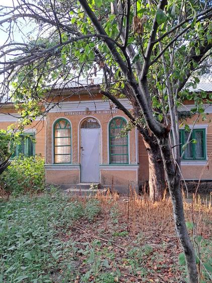 Casă cu 4 camere cu Teren 2500 Mp în Nicolae Bălcescu