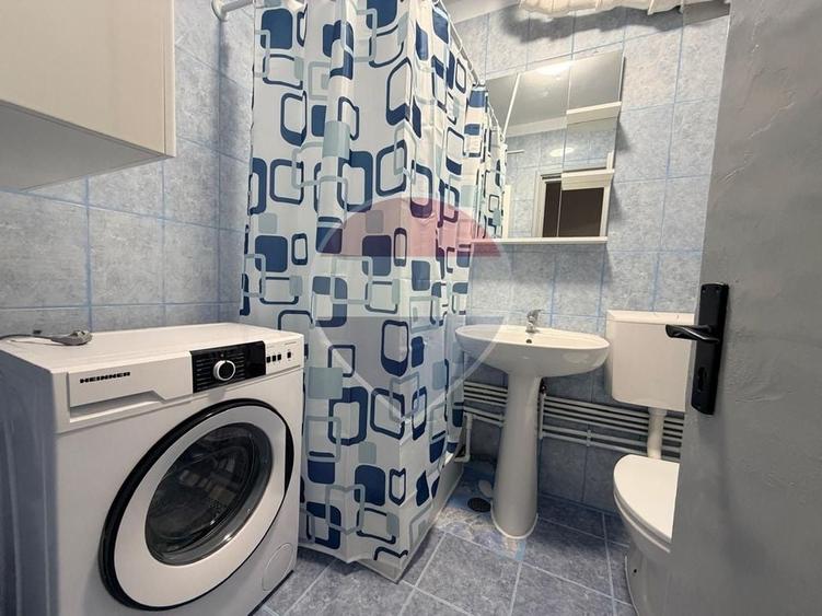 Apartament cu 3 camere semidecomandat, mobilat în Central