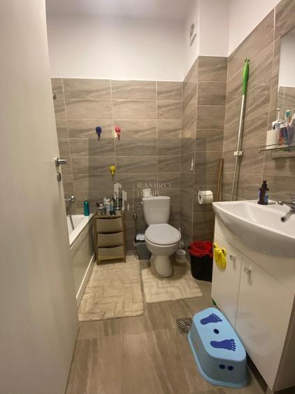 Apartament cu 3 camere semidecomandat, mobilat în Metalurgiei