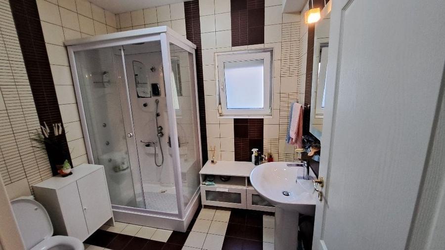 Casă individuală cu 5 camere cu Canalizare în 1 Decembrie
