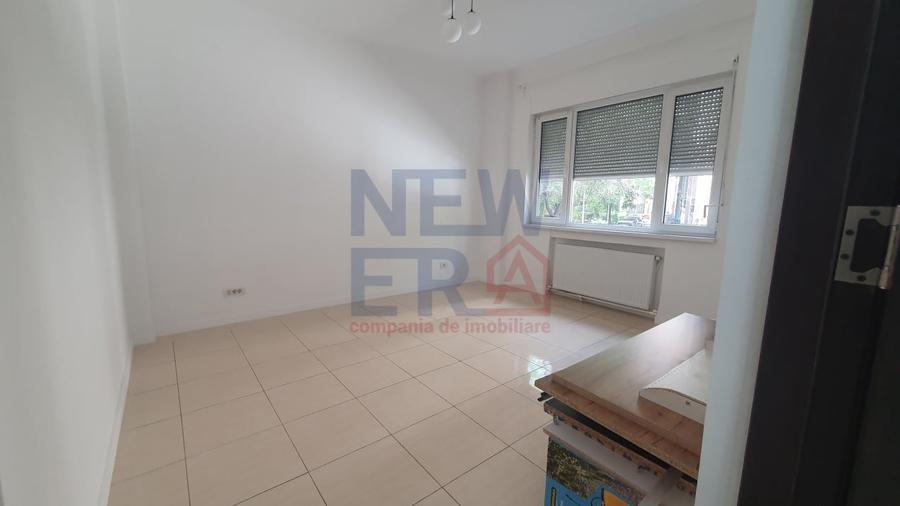 Apartament cu 4 camere decomandat în Romană