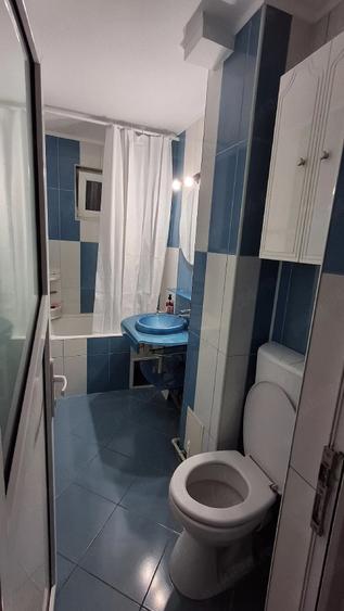 Apartament cu 3 camere semidecomandat în Micro 6