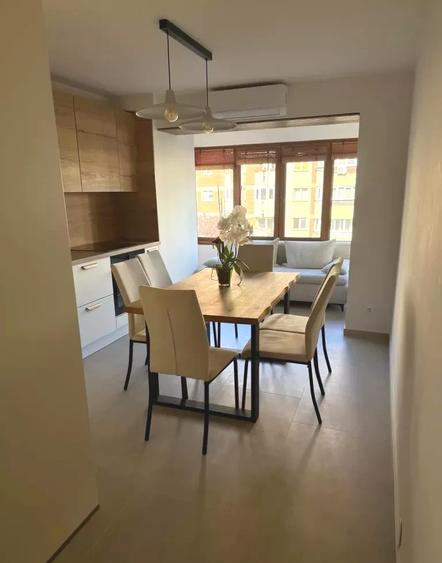 Apartament cu 3 camere semidecomandat, mobilat în Central