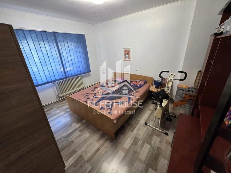Apartament cu 4 camere decomandat în Central