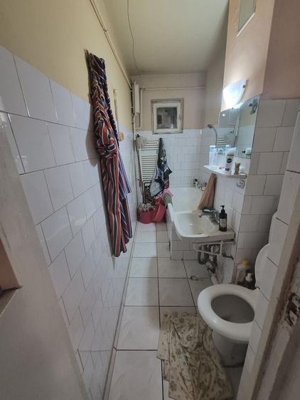 Apartament cu 3 camere semidecomandat, mobilat în Dacia