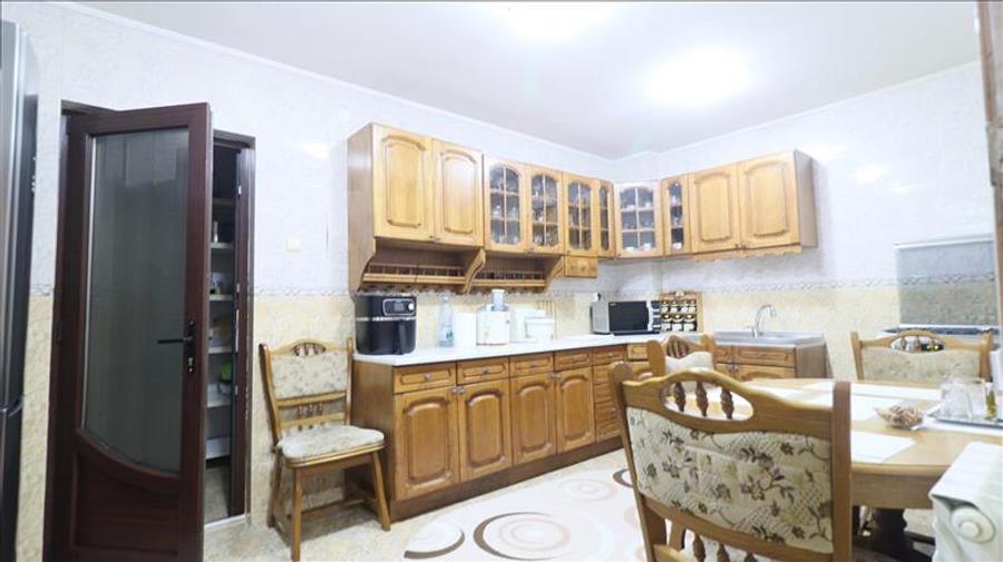 Casă individuală cu 6 camere cu Canalizare în Bucium