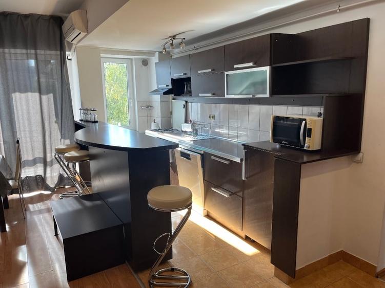 Apartament cu 3 camere decomandat, mobilat în Central