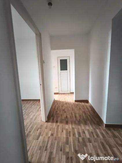 Apartament cu 3 camere decomandat în Drumul Taberei