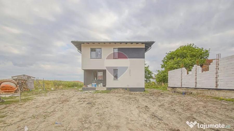 Casă cu 4 camere cu Teren 500 Mp în Stupini